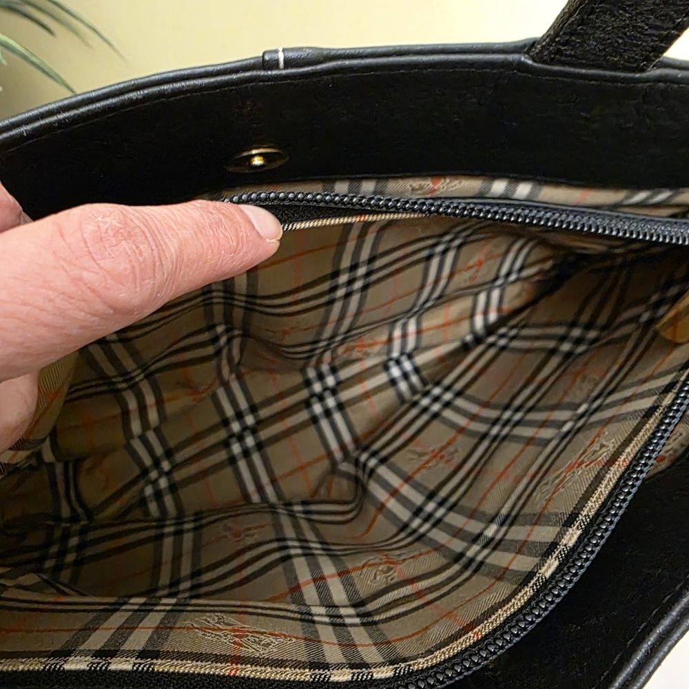 Burberry | Vintage Small Black Leather Handbag - Picture 9 of 16